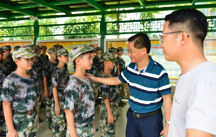 8郑建忠校长关心学生.JPG