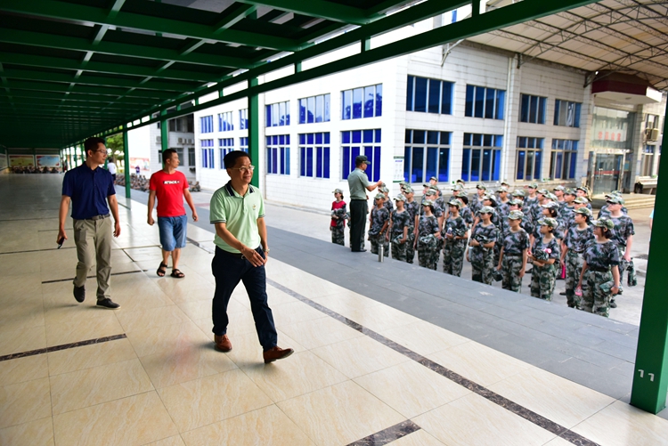 3 郑建忠校长亲临基地.jpg