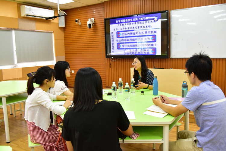 2霞山区教育局教研员张颖为数学老师解读课程标准.JPG