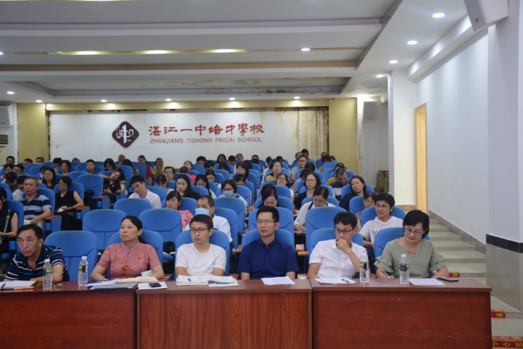 16、与会老师认真听讲座.jpg