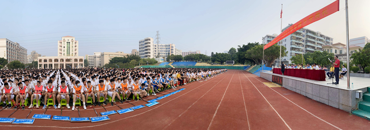1洪小湖主任主持开学典礼.JPG
