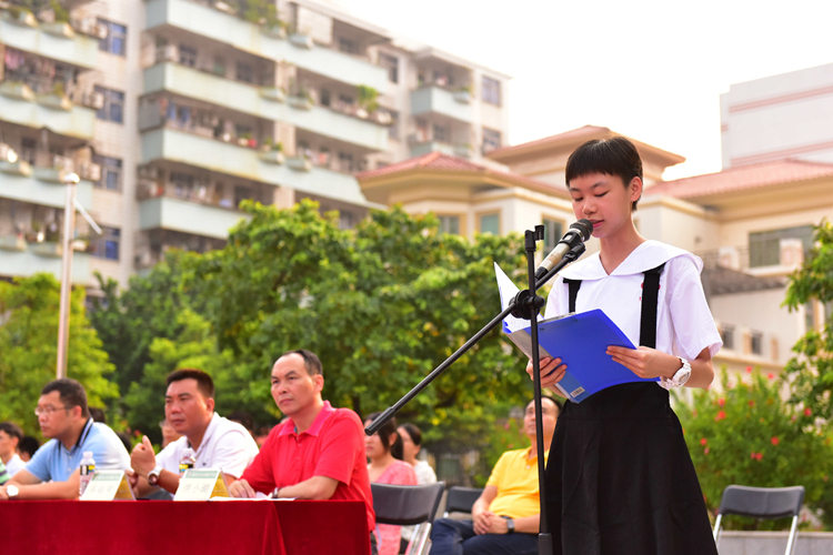 7初一21班陈漫娜同学代表新生发言.JPG