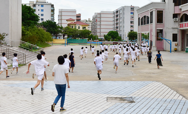 5同学们迅速到达指定安全地点.jpg