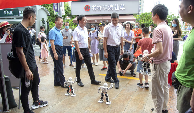 图4--湛江市科学技术协会主席肖斌、副主席王宏彪、副主席郭向明来我校摊位视察.jpg