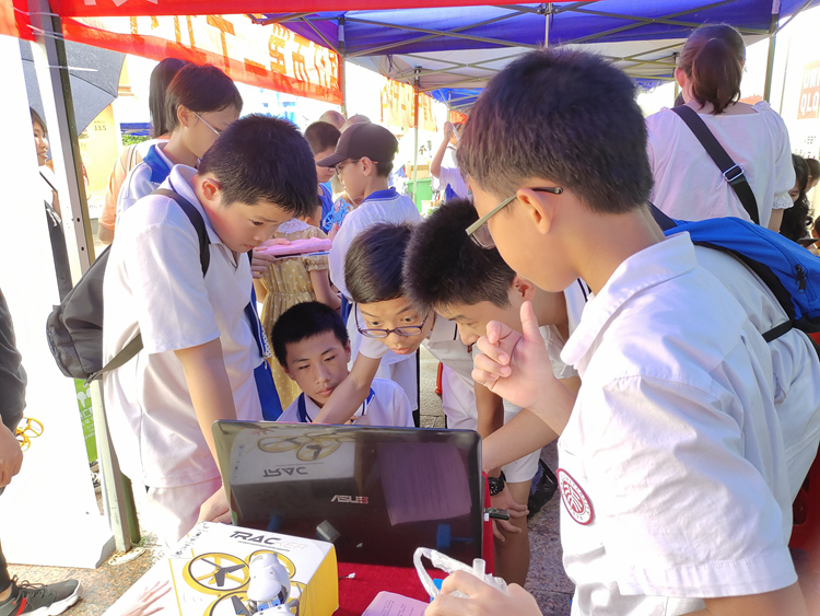 图8--学生现场编程.jpg