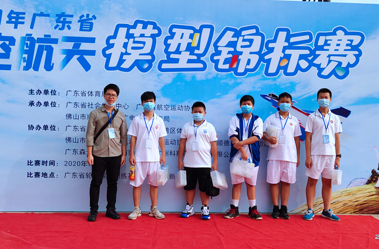 6.参与遥控电动绕标竞速障碍赛的同学们.jpg