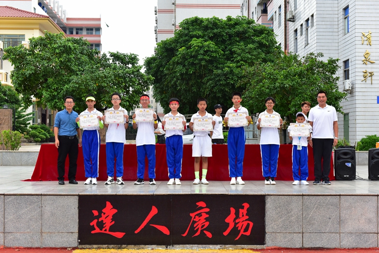 16特等奖获奖班级合影.jpg