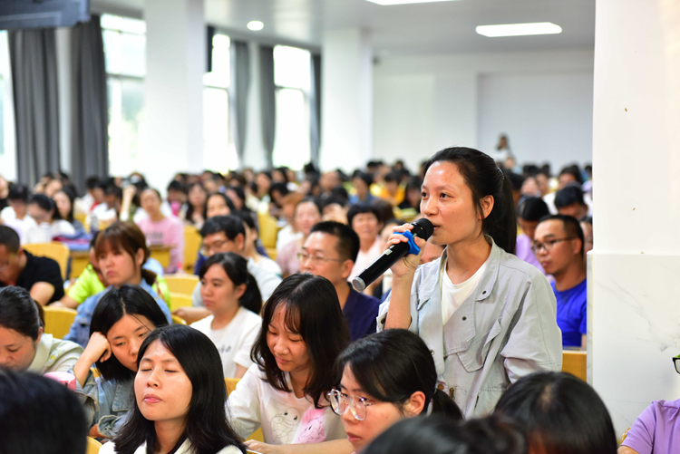 3.我校老师向张老师请教问题.JPG