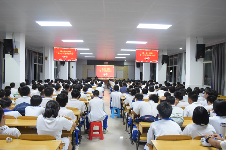 图14：同学们认真聆听级长发言.JPG