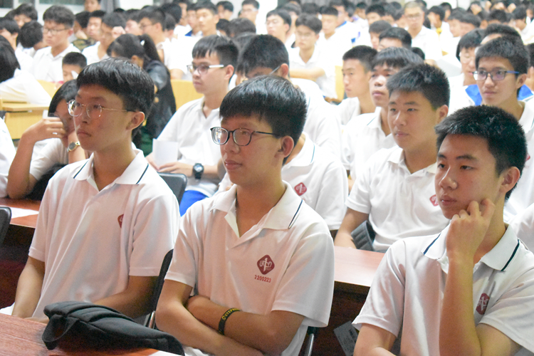 图16：同学们认真聆听胡校的发言.JPG