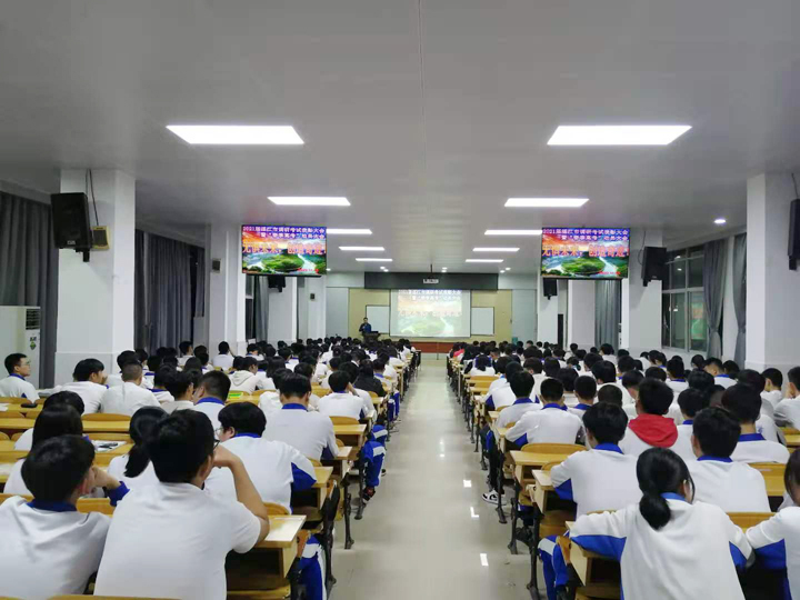 10、“春季高考”动员，学生认真领会.jpg