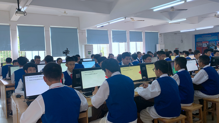 图2——学生在认真聆听学习任务.jpg