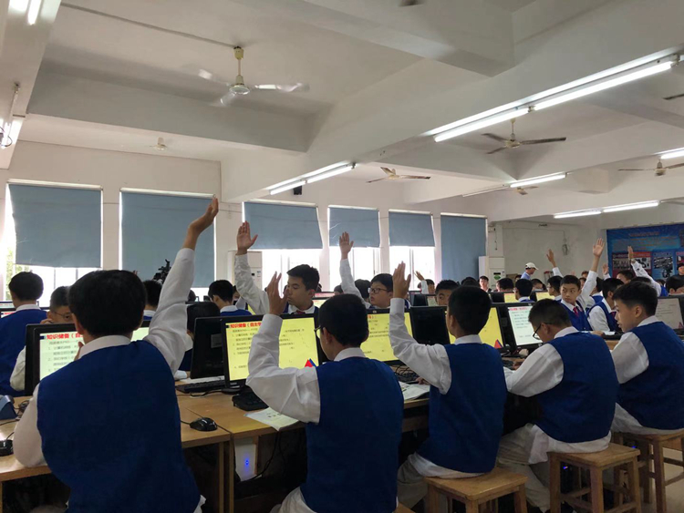 图4——学生踊跃举手上台操作.jpg