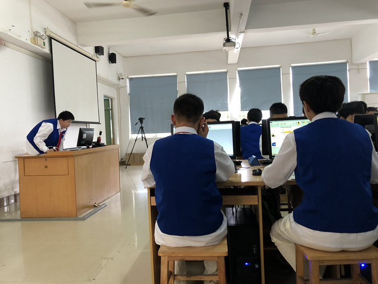 图5——学生上台展示.jpg