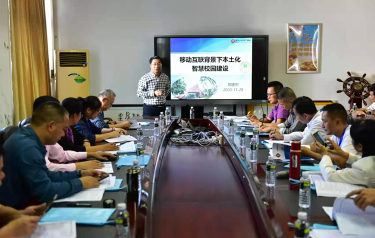 插图5 郑校长做专题讲座分享办学经验.jpg