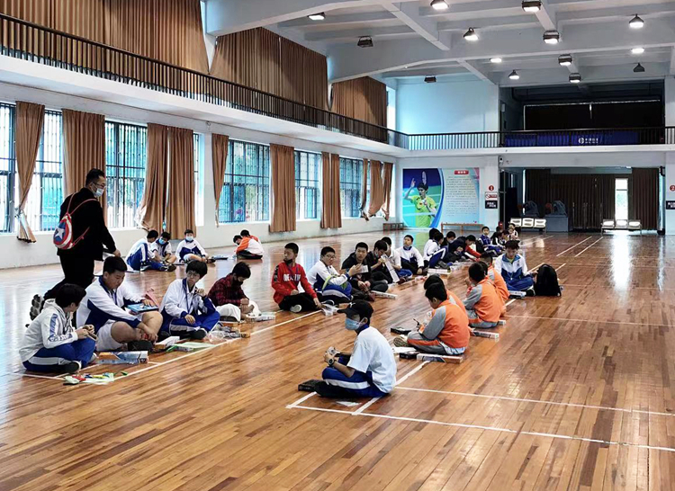 ③橡筋动力飞机拼装现场.jpg