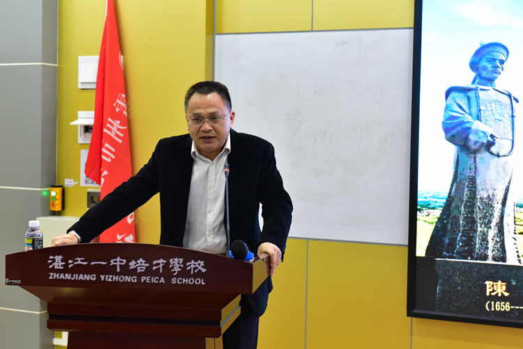 图1  胡龙华副校长主持启动仪式.JPG