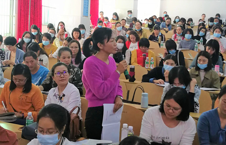 4我校詹福艳老师进行点评.jpg