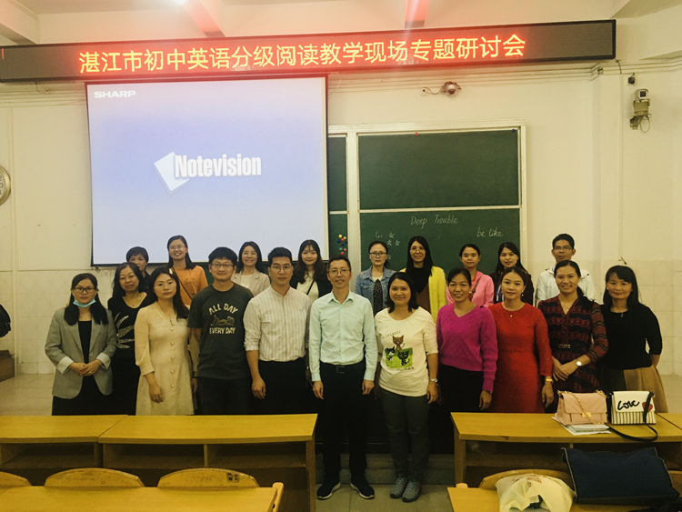 7英语科组教师与教研员合影.jpg