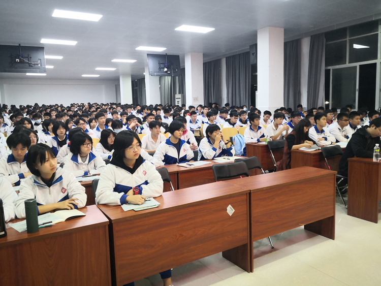 3.同学们认真聆听.jpg