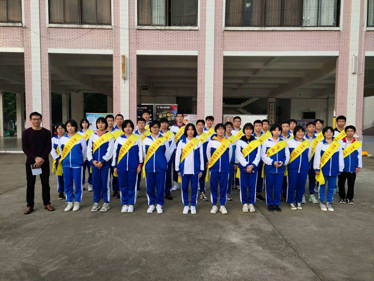 7.志愿者同学助力家长会.jpg
