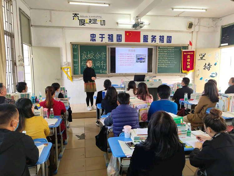 12.班主任与科任老师在教室与家长面对面沟通.jpg