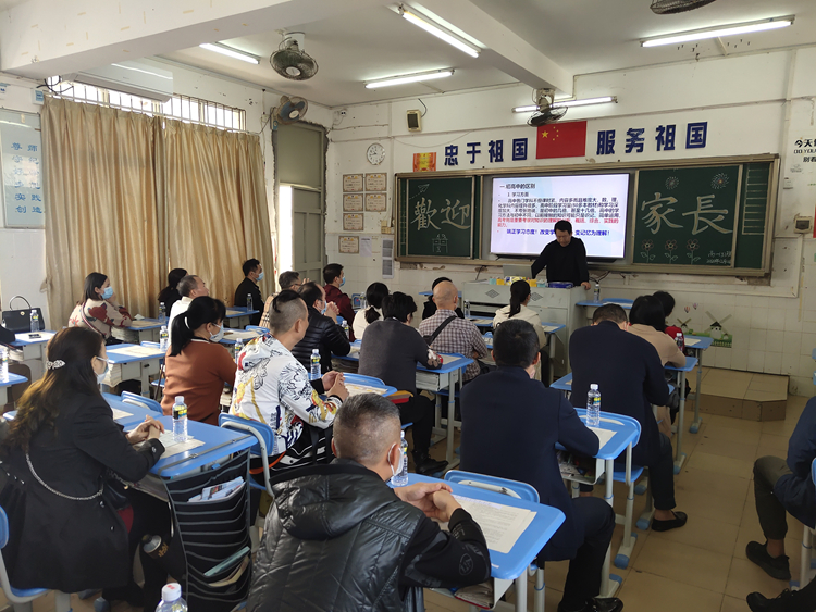 15.科任老师与家长交流.jpg
