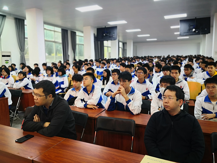 5认真听讲座的同学们.jpg