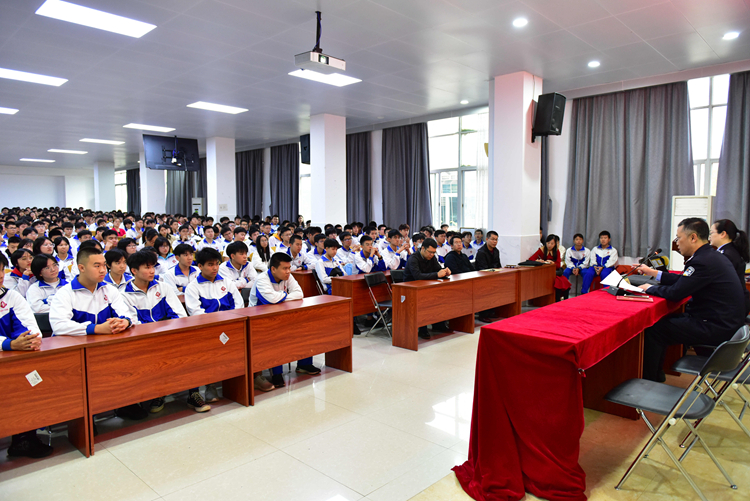 6认真听讲座的同学们.jpg