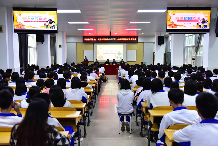 7认真听讲的同学们.jpg