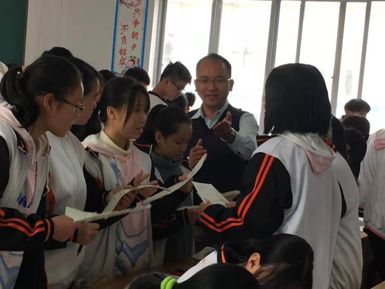 03 赵君老师在三江县民族实验学校授课.jpg