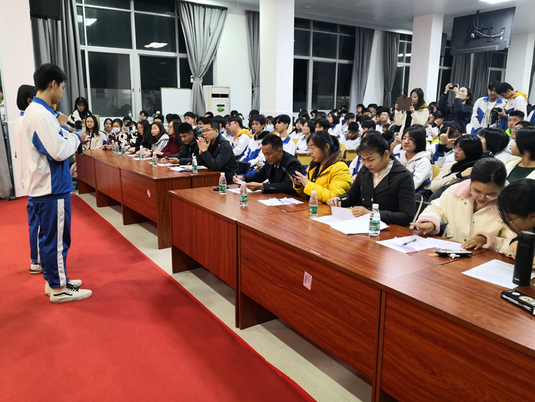 1强大的评委阵容.jpg