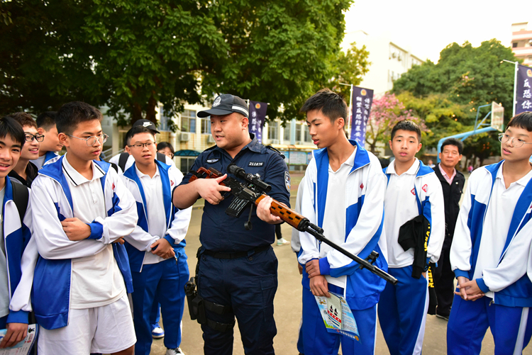 4近距离观看真枪，认识警用装备.jpg