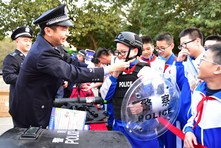 5扣好头盔，握紧盾牌，我就是一名光荣的小警察.jpg