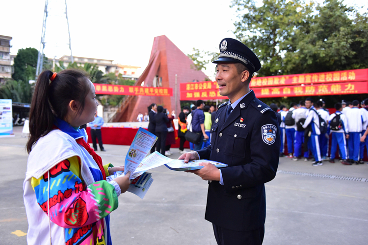 12学习反恐安全知识，掌握应急自救方法.jpg