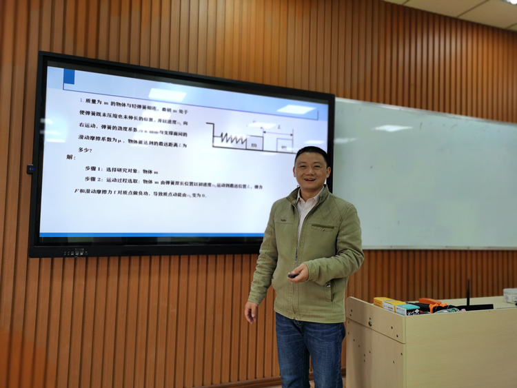 肖老师讲解题目，细化核心素养培养。.jpg