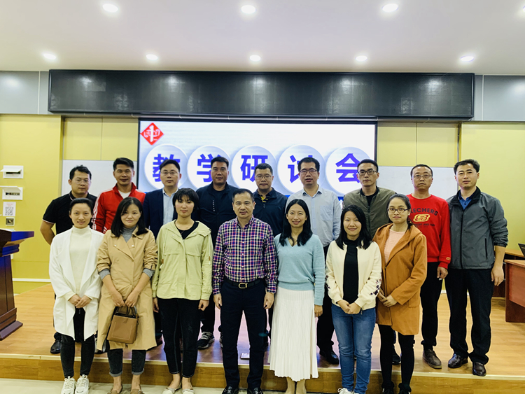 会后与会领导及发言老师合影.jpg