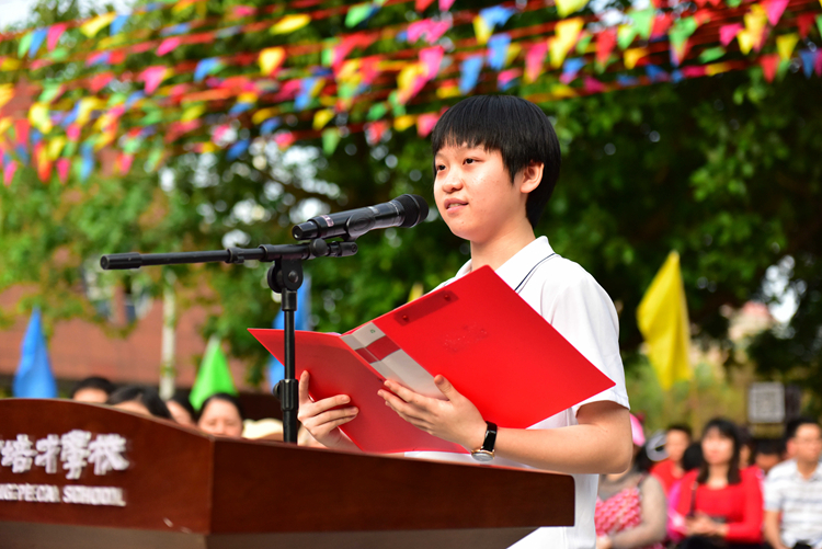 3学生代表邓梓漩发言.JPG