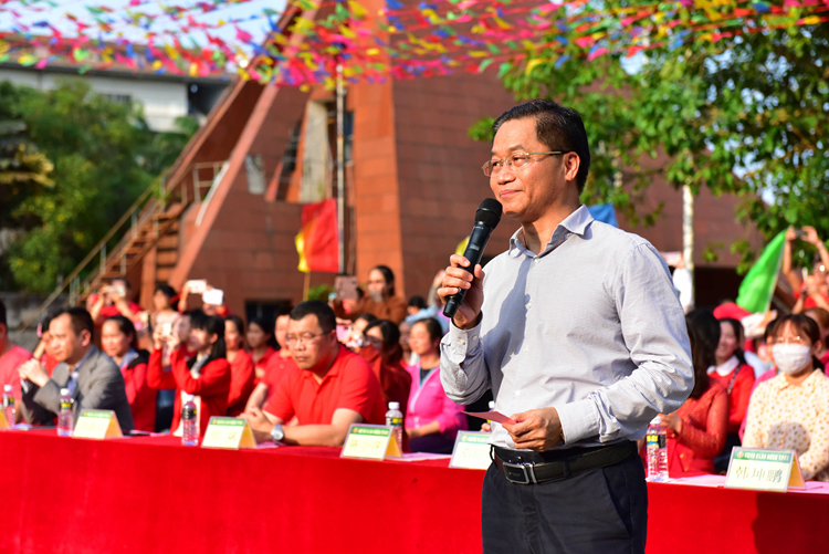 11郑建忠校长带领全体初三学生宣誓.JPG