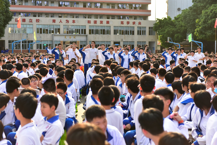 13 41班学生庄严宣誓.JPG