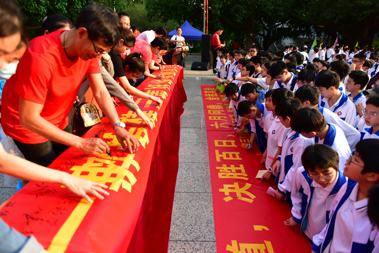 16下笔千钧，胸有成竹.JPG