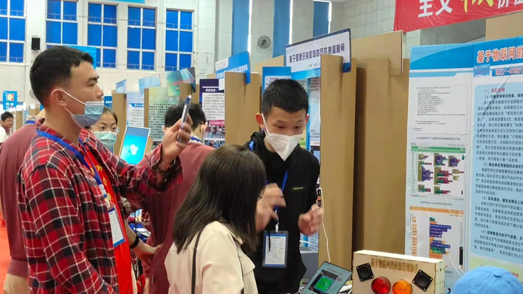 4.学生进行作品介绍.jpg