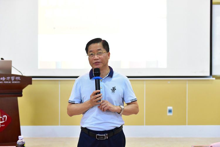 3.郑校长做总结讲话.jpg