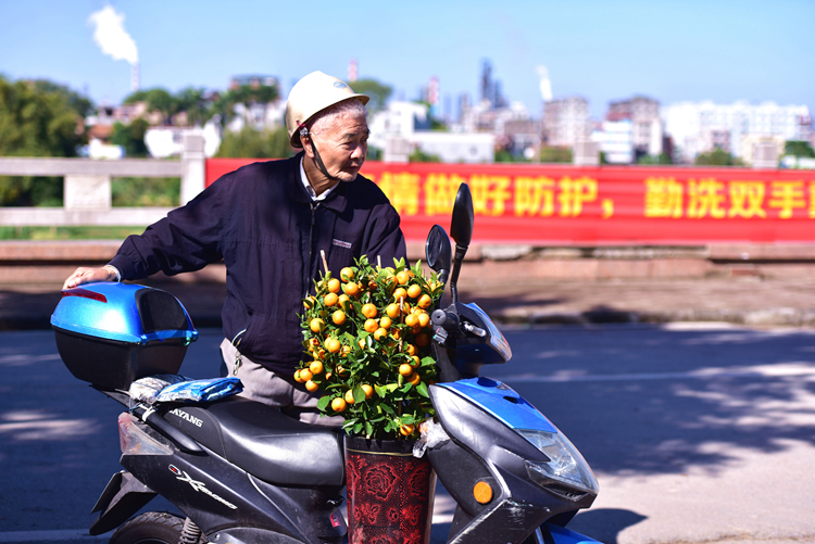 图三：原高一4班 桂宇超《载“桔”老人》.jpg