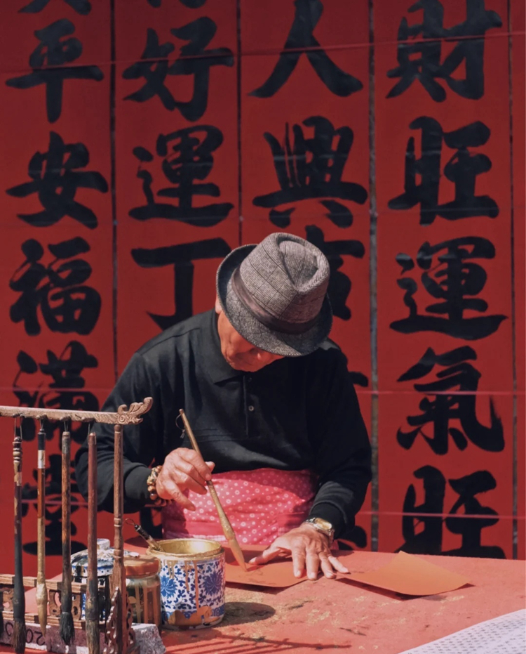 图四：高二7班 朱春梅 《写春联》.jpg