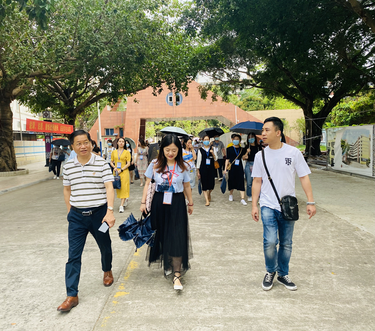 1  郑校长与音乐科组热情地迎接来宾.jpg