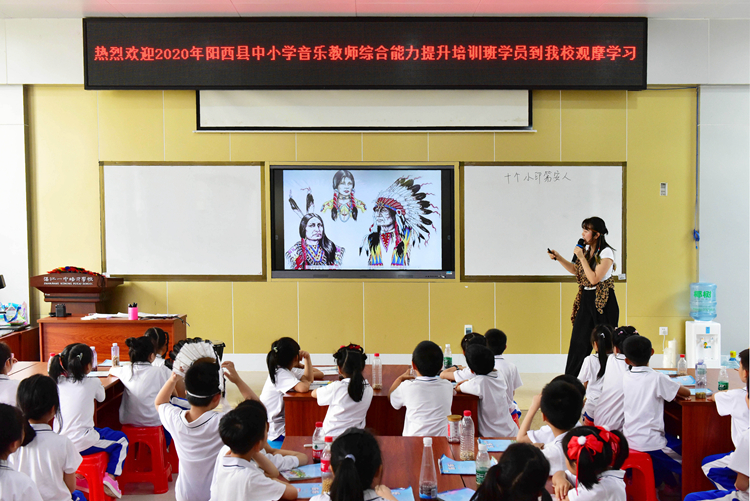 7  张馨月老师与小学部的孩子们走进《十个印第安人》课堂.jpg