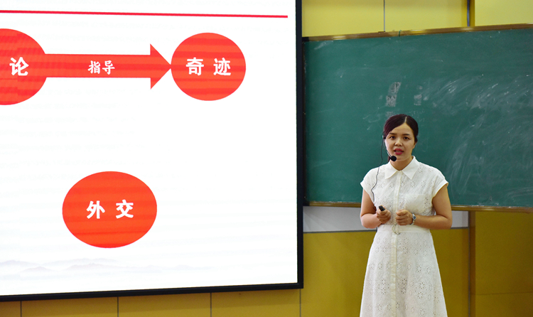 5.何家婵老师的历史说课形象动人.JPG