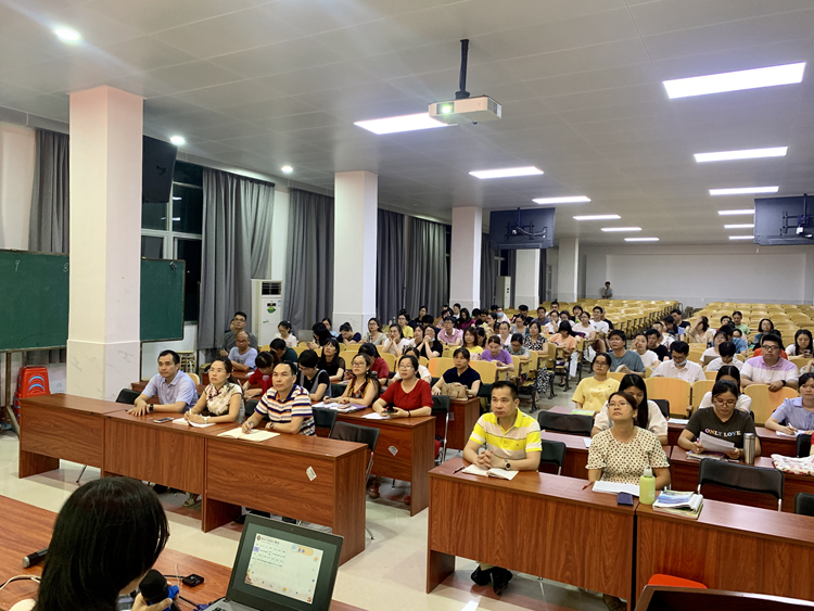 12与会老师认真聆听学习.jpg
