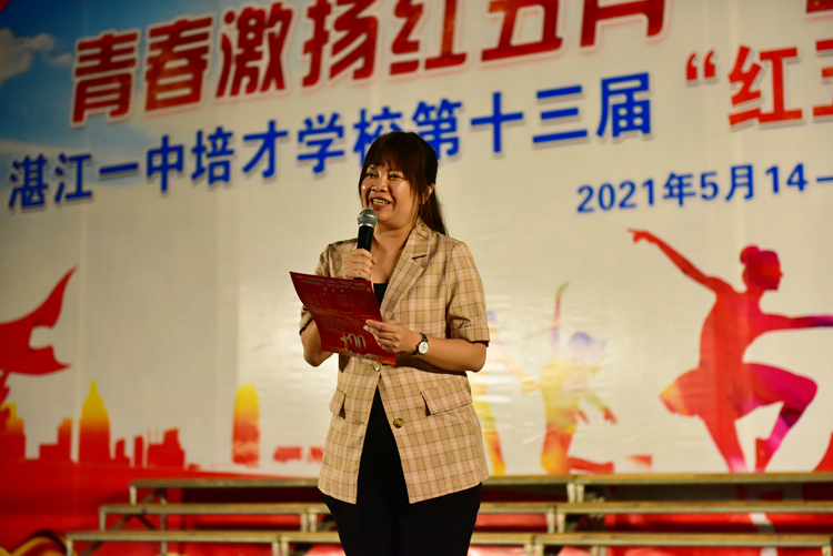7、特邀嘉宾评委钟雨希老师做活动点评.JPG